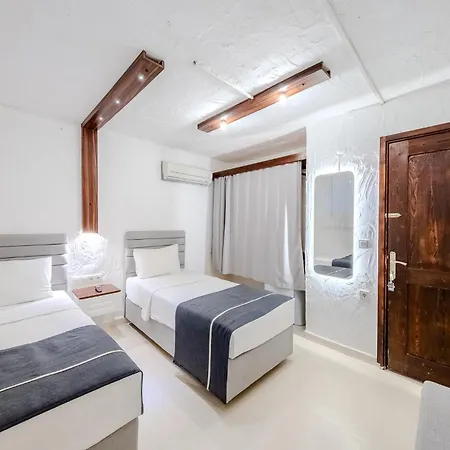 Hotel B House *