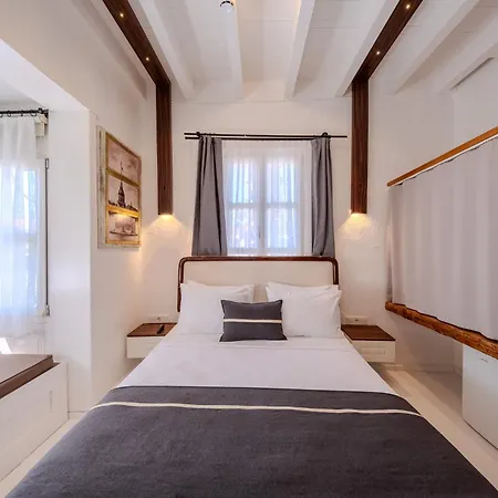 Hotel B House *